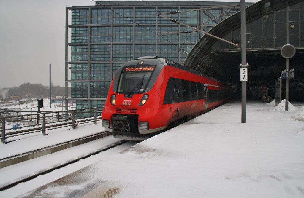 Hier 442 826 und 442 644 als RE7 (RE18718) von Dessau Hbf. nach Wünsdorf-Waldstadt, bei der Ausfahrt am 10.3.2013 aus Berlin Hbf. 