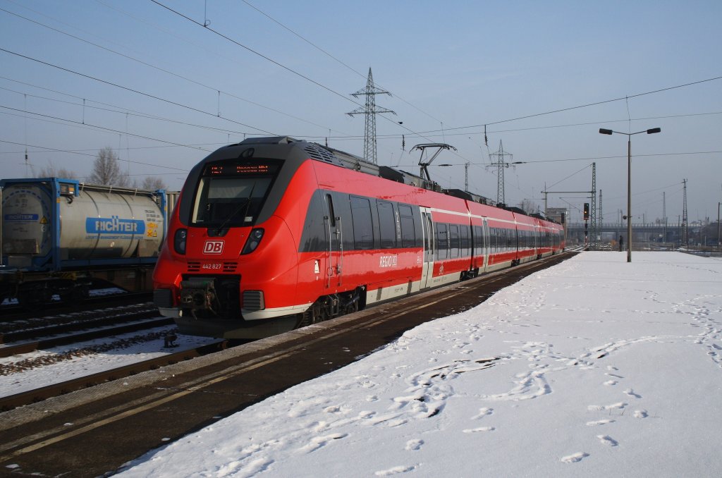 Hier 442 827-2 als RE7 (RE18713) von Wünsdorf-Waldstadt nach Dessau Hbf., bei der Ausfahrt am 26.1.2013 aus Berlin Schönefeld Flughafen.