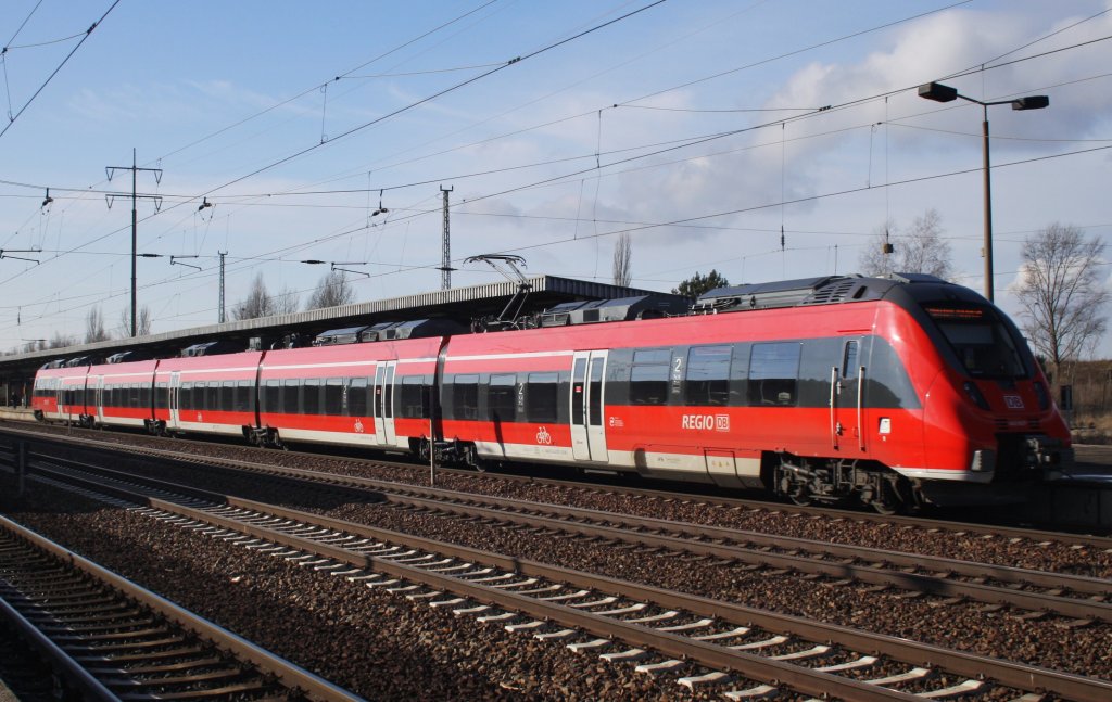 Hier 442 827-2 als RE7 (RE18716) von Dessau Hbf. nach Wünsdorf-Waldstadt, bei der Einfahrt am 6.2.2013 in Berlin Schönefeld Flughafen. 
