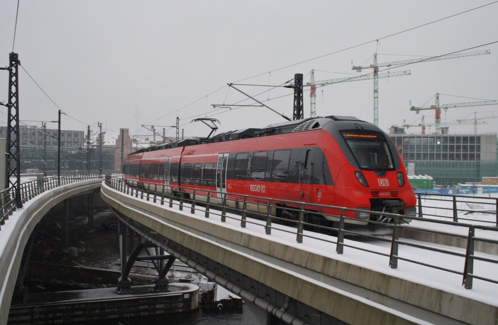 Hier 442 827 als RE7 (RE18714) von Dessau Hbf. nach Wünsdorf-Waldstadt, bei der Ausfahrt am 10.3.2013 aus Berlin Hbf. 