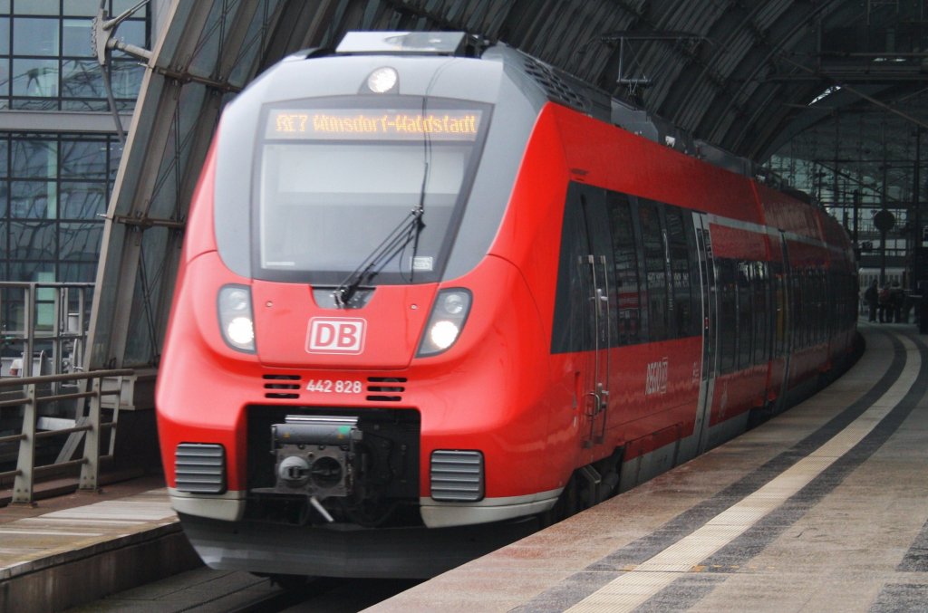 Hier 442 828-0 als RE7 (RE18718) von Dessau Hbf. nach Wünsdorf-Waldstadt, bei der Ausfahrt am 16.2.2013 aus Berlin Hbf. 