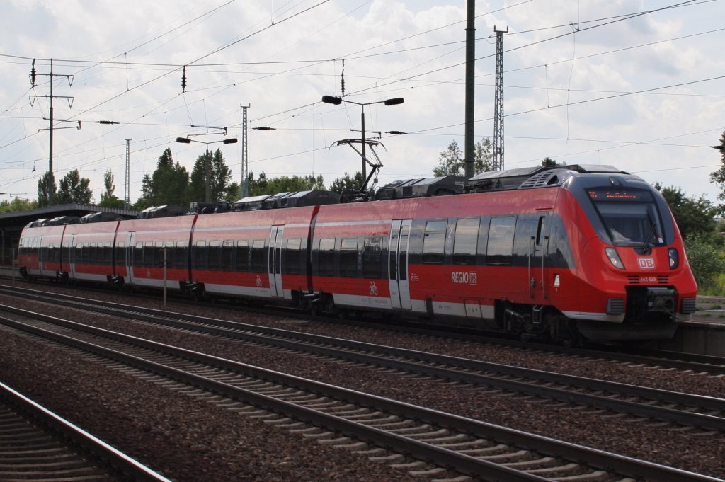 Hier 442 829-8 als RB14 (RB18571) von Berlin Schönefeld Flughafen nach Senftenberg, bei der Ausfahrt am 1.7.2013 aus Berlin Schönefeld Flughafen. 