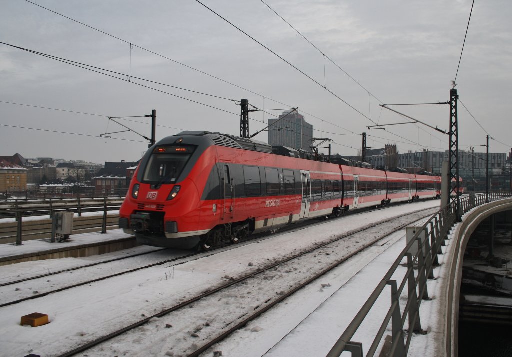 Hier 442 829-8 als RE7 (RE18713) von Wünsdorf-Waldstadt nach Bad Belzig, bei der Einfahrt am 15.12.2012 in Berlin Hbf. 