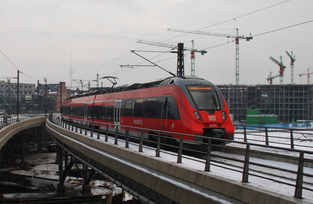 Hier 442 829-8 als RE7 (RE18722) von Dessau Hbf. nach Wünsdorf-Waldstadt, bei der Ausfahrt am 15.12.2012 aus Berlin Hbf. 
