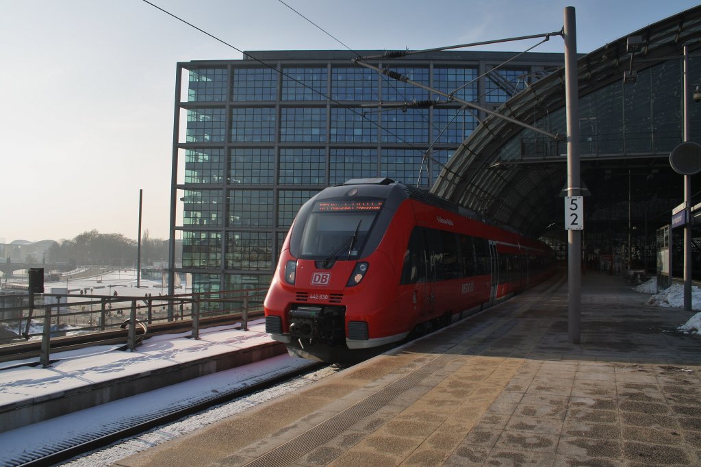 Hier 442 830-6  Dessau-Roßlau  als RE7 (RE18718) von Dessau Hbf. nach Wünsdorf-Waldstadt, bei der Ausfahrt am 26.1.2013 aus Berlin Hbf. 