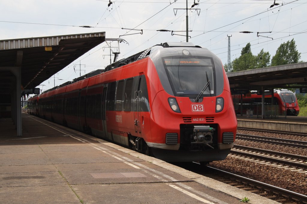 Hier 442 831-4 als RE7 (RE18721) von Wünsdorf-Waldstadt nach Dessau Hbf. mit 442 633-4 als RE7 (RE18721) von Wünsdorf-Waldstadt nach Bad Belzig, bei der Ausfahrt am 28.6.2013 aus Berlin Schönefeld Flughafen. 	 