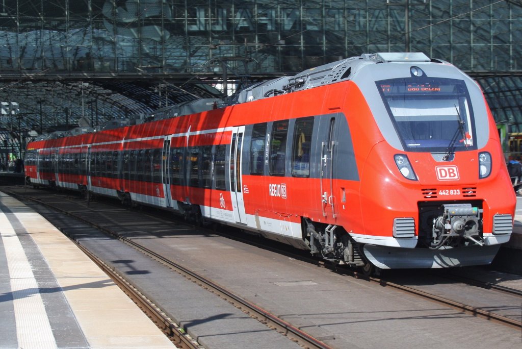 Hier 442 833-0 als RE7 (RE18711) von Wünsdorf-Waldstadt nach Bad Belzig, bei der Einfahrt am 1.5.2013 in Berlin Hbf. 