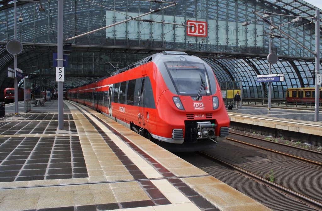 Hier 442 835-4 und 442 140-0 als RB14 (RB18923) von Nauen nach Berlin Ostbahnhof, bei der Ausfahrt am 27.6.2013 aus Berlin Hbf. 