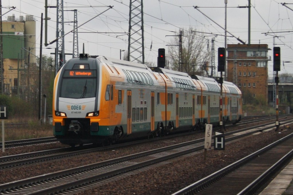 Hier 445 101-9 als RE2 (RE37365) von Cottbus nach Wittenberge, bei der Durchfahrt am 27.4.2013 durch Berlin Schnefeld Flughafen, in Richtung Wnsdorf-Waldstadt. 