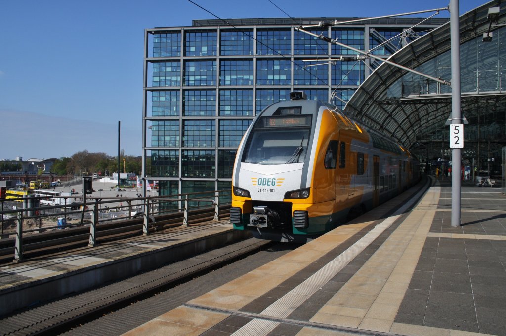Hier 445 101-9 als RE2 (RE37360) von Wittenberge nach Cottbus, bei der Ausfahrt am 1.5.2013 aus Berlin Hbf.