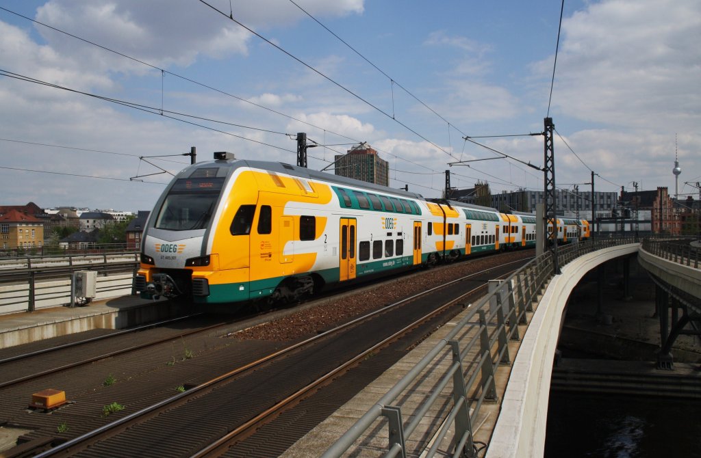 Hier 445 101-9 als RE2 (RE37367) von Cottbus nach Wismar, bei der Einfahrt am 1.5.2013 in Berlin Hbf. 