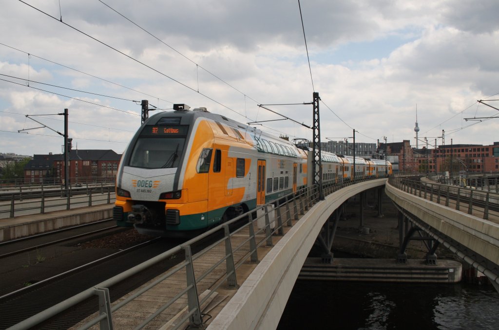 Hier 445 102-7 als RE2 (RE37366) von Wismar nach Cottbus, bei der Ausfahrt am 1.5.2013 aus Berlin Hbf.