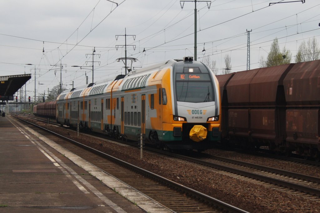Hier 445 104-3 als RE2 (RE37368) von Wittenberge nach Cottbus, bei der Durchfahrt am 27.4.2013 durch Berlin Schnefeld Flughafen, in Richtung Berlin Grnauer Kreuz. 