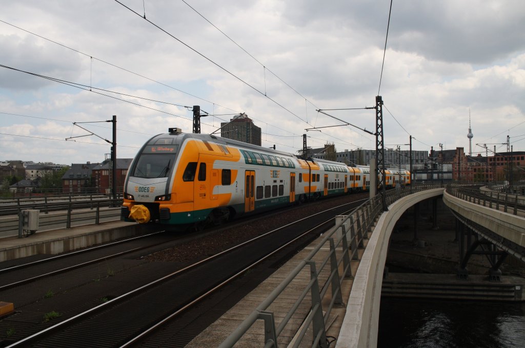 Hier 445 104-3 als RE2 (RE37365) von Cottbus nach Wittenberge, bei der Einfahrt am 1.5.2013 in Berlin Hbf. 