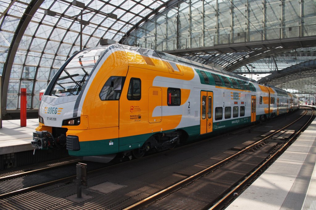 Hier 445 108-4 als RE2 (RE37370) von Bad Kleinen nach Berlin Ostbahnhof, dieser Triebzug stand am 27.6.2013 in Berlin Hbf. 