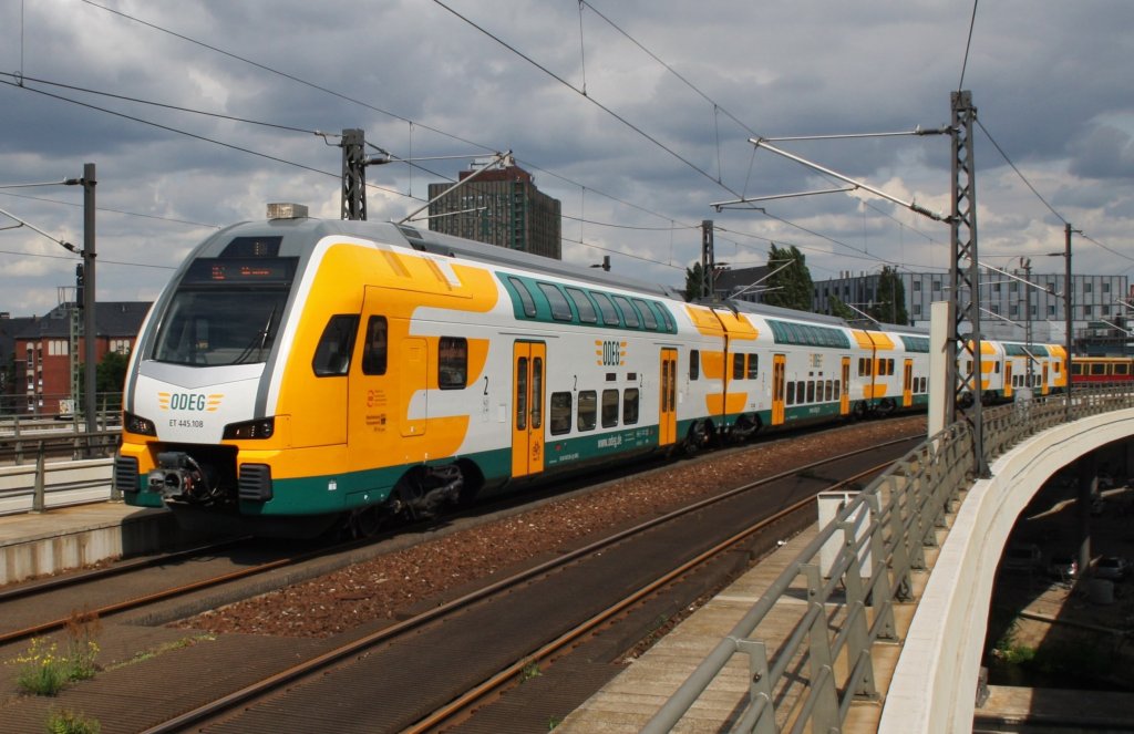 Hier 445 108-4 als RE2 (RE37371) von Berlin Ostbahnhof nach Wismar, bei der Einfahrt am 27.6.2013 in Berlin Hbf. 