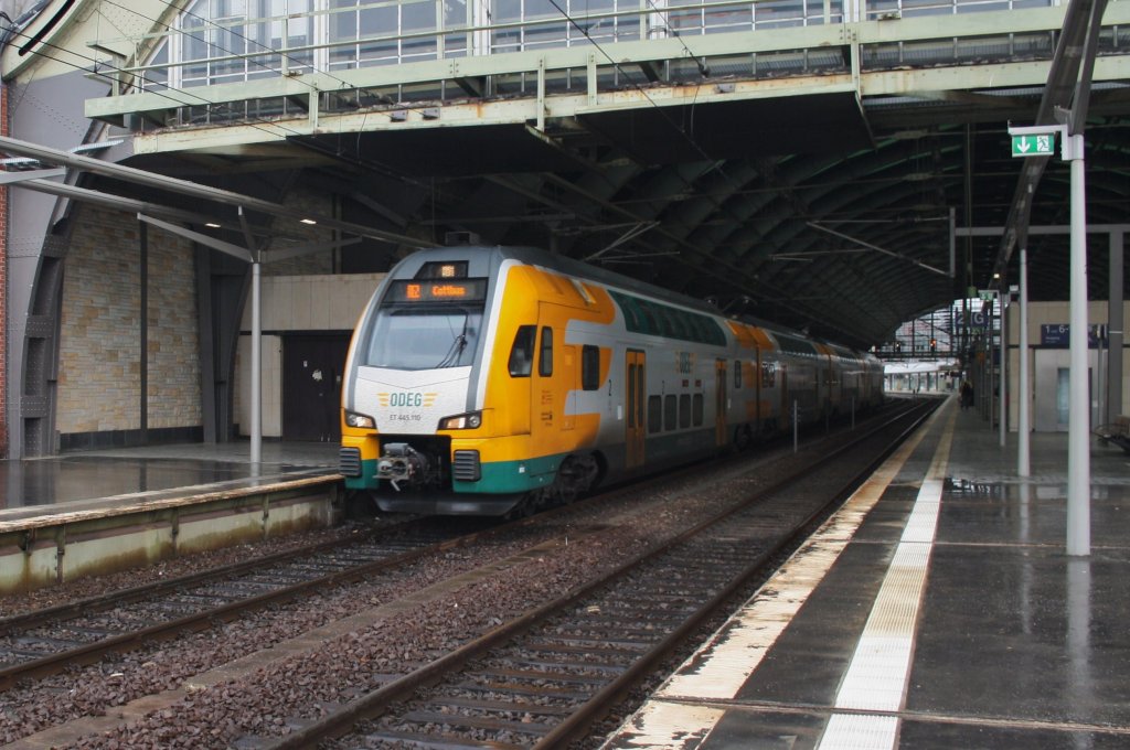Hier 445 110-0 als RE2 (RE37362) von der Hansestadt Wismar nach Cottbus, bei der Ausfahrt am 18.5013 aus Berlin Ostbahnhof. 