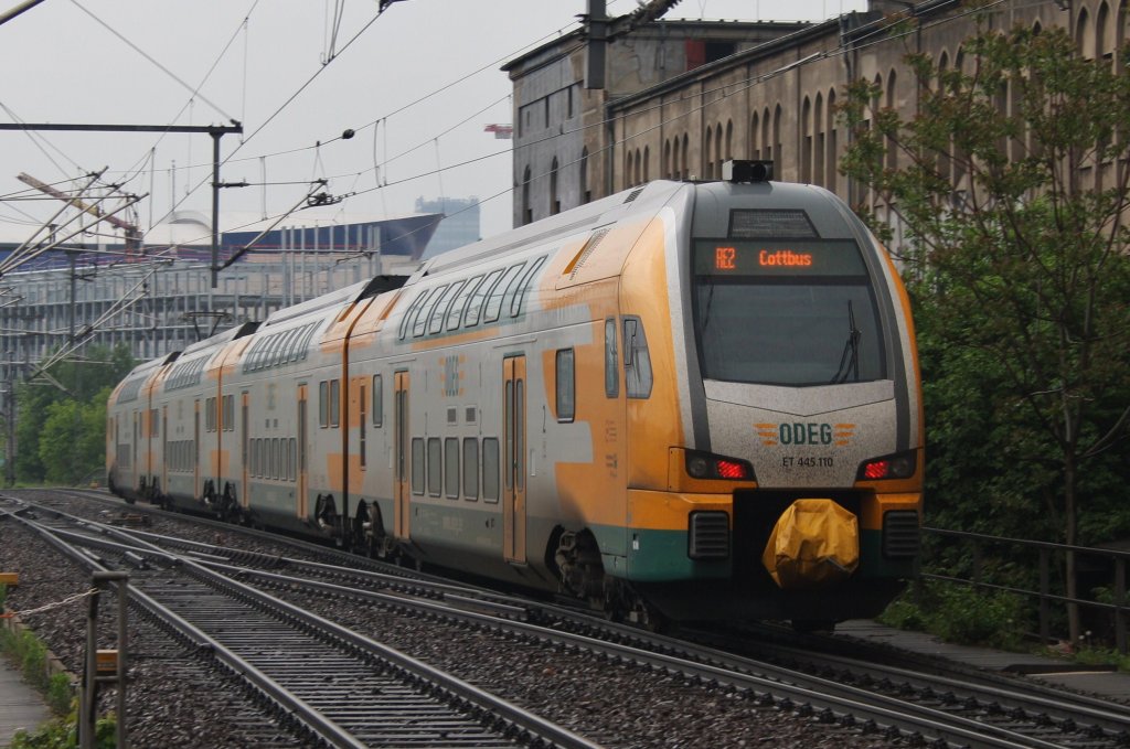 Hier 445 110-0 als RE2 (RE37362) von der Hansestadt Wismar nach Cottbus, bei der Ausfahrt am 18.5013 aus Berlin Ostbahnhof. 