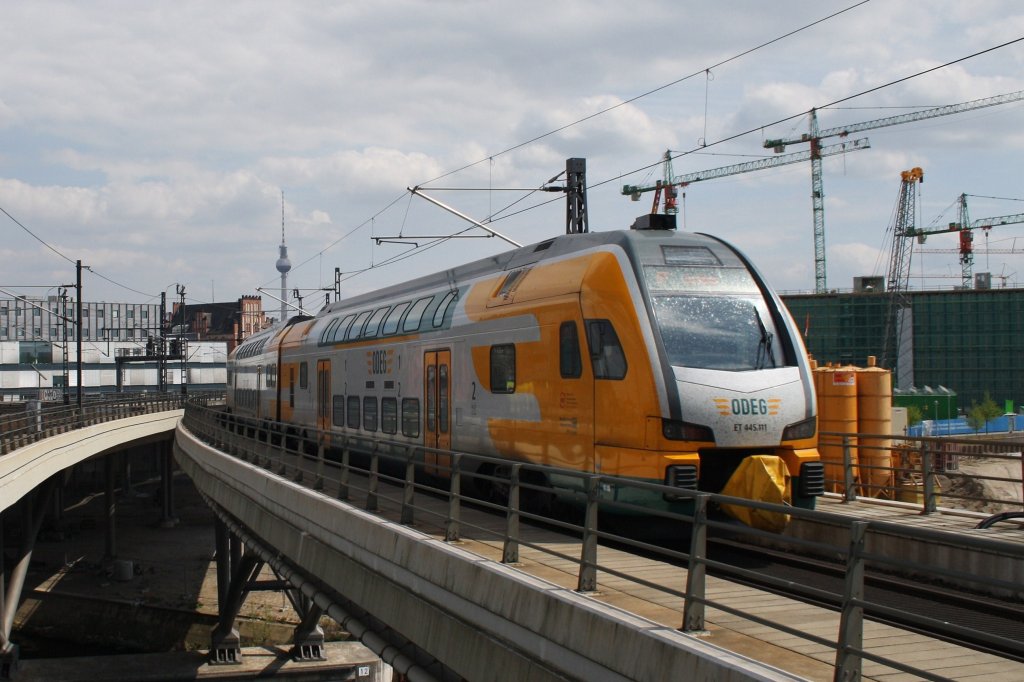Hier 445 111-8 als RE2 (RE37368) von Wittenberge nach Cottbus, bei der Ausfahrt am 1.5.2013 aus Berlin Hbf. 