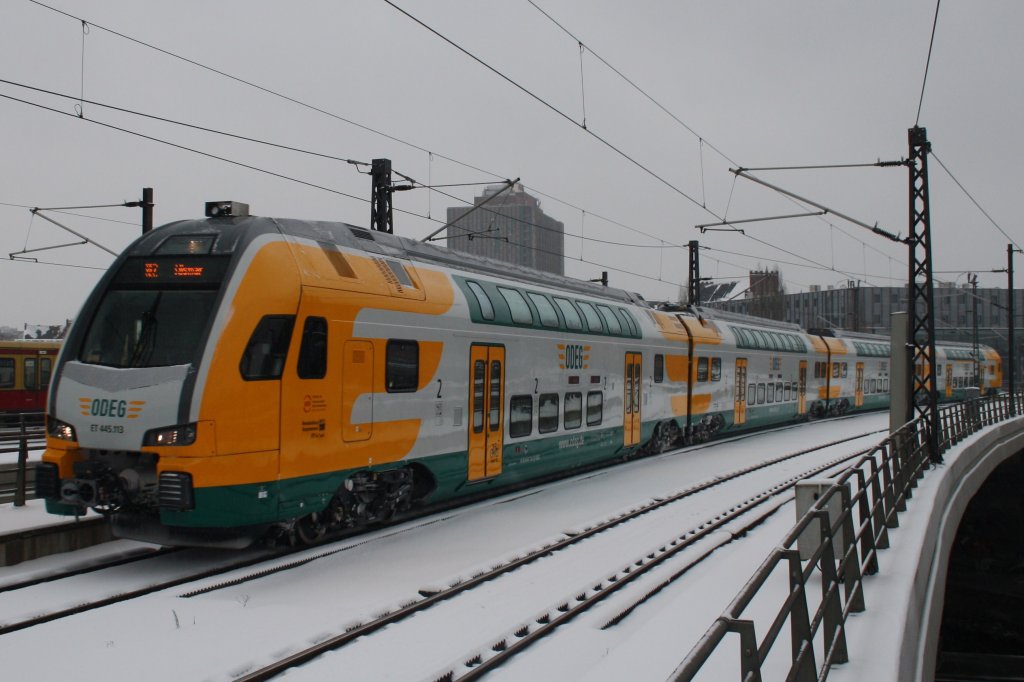 Hier 445 113-4 als RE2 (RE37363) von Cottbus nach Wismar, bei der Einfahrt am 10.3.2013 in Berlin Hbf. 