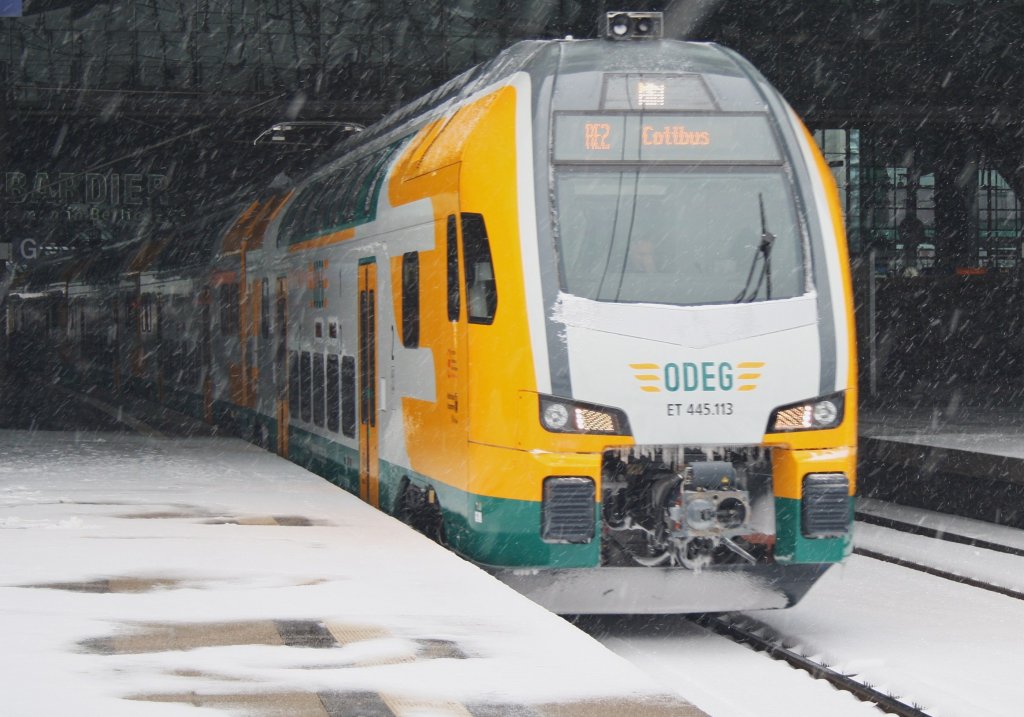 Hier 445 113-4 als RE2 (RE37362) von Wismar nach Cottbus, bei der Ausfahrt am 10.3.2013 aus Berlin Hbf. 