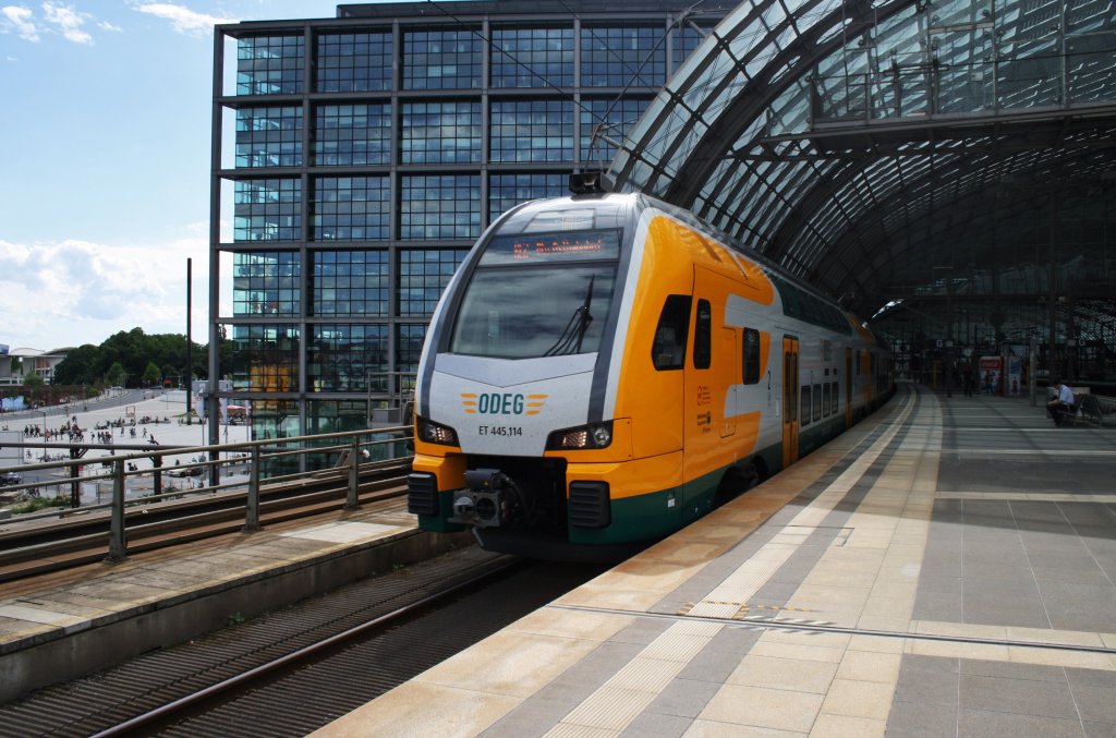 Hier 445 114-2 als RE2 (RE37372) von Wittenberge nach Berlin Ostbahnhof, bei der Ausfahrt am 23.6.2013 aus Berlin Hbf. 