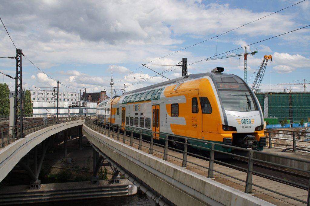 Hier 445 114-2 als RE2 (RE37372) von Wittenberge nach Berlin Ostbahnhof, bei der Ausfahrt am 23.6.2013 aus Berlin Hbf. 