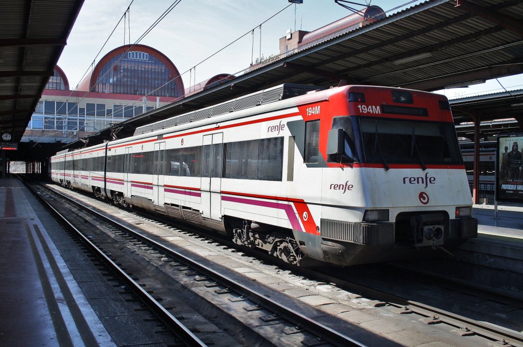 Hier 446 194-9 als R17105 von Madrid Chamartin nach Avila, dieser Triebzug stand am 10.3.2012 in Madrid Chamartin.
