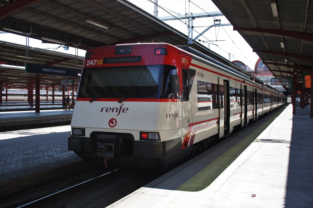 Hier 446 247-3 als R18162 von Madrid Chamartin nach Atocha Guadalajara, dieser Triebzug stand am 11.3.2012 in Madrid Chamartin.