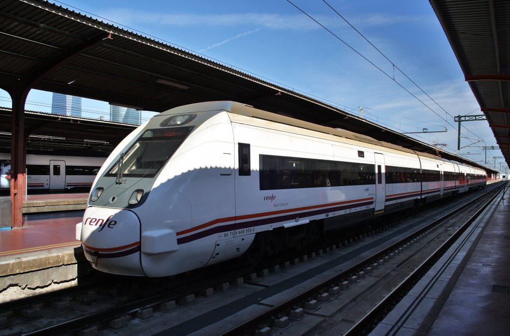 Hier 449 009-0 als A4060 von Leon nach Madrid Chamartin, dieser Triebzug stand am 10.3.2012 in Madrid Chamartin.
