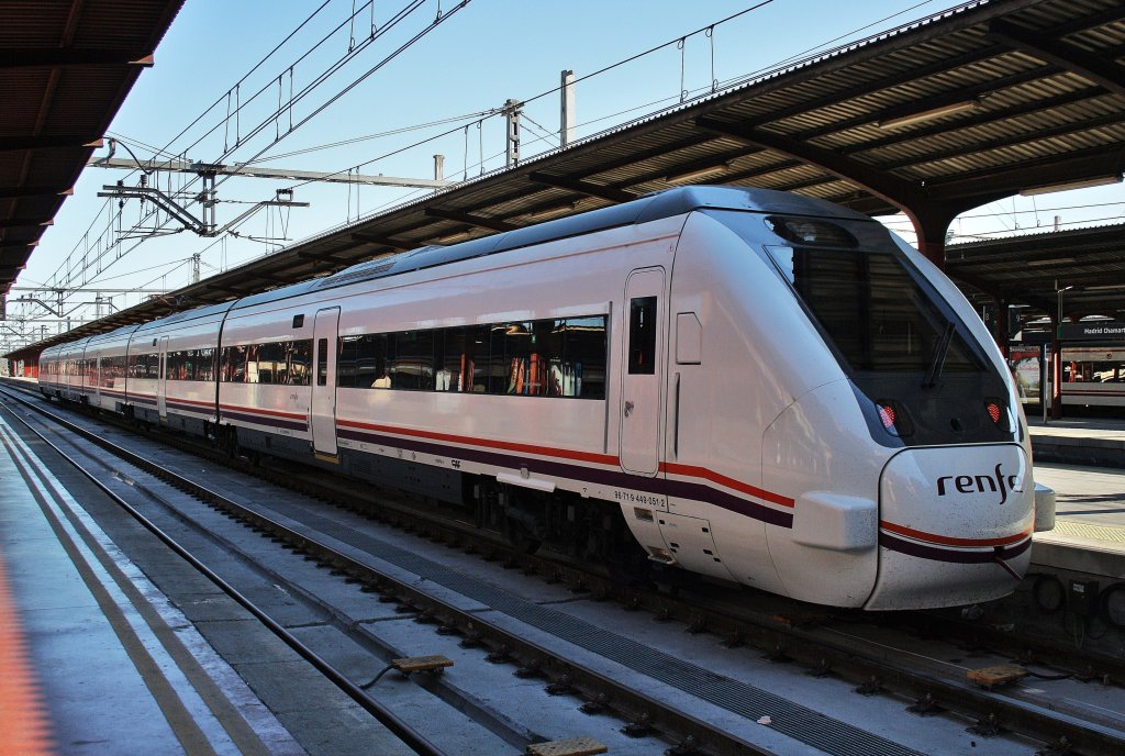 Hier 449 051-2 als IR18042 von Madrid Chamartin nach Albacete, dieser Triebzug stand am 11.3.2012 in Madrid Chamartin. 