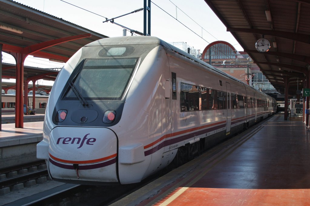 Hier 449 659-8 als A4060 von Leon nach Madrid Chamartin, dieser Triebzug stand am 10.3.2012 in Madrid Chamartin.