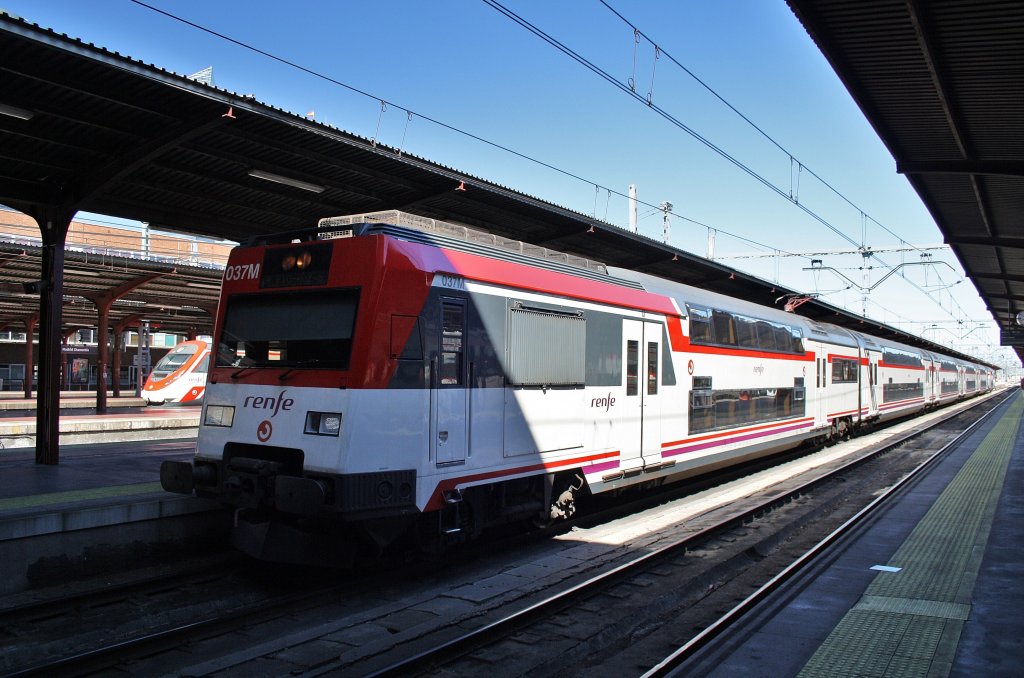 Hier 450 037-9 als R17804 von Madrid Chamartin nach Atocha Villal, dieser Triebzug stand am 11.3.2012 in Madrid Chamartin.