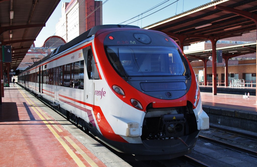 Hier 463 536-6 als R17125 von Madrid Chamartin nach Segovia, dieser Triebzug stand am 10.3.2012 in Madid Chamartin.