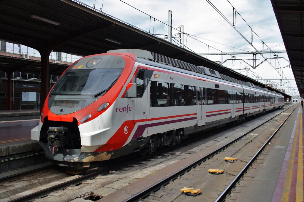 Hier 465 032-9 als R18164 von Madrid Chamartin nach Atocha Parla, dieser Triebzug stand am 10.3.2012 in Madrid Chamartin.