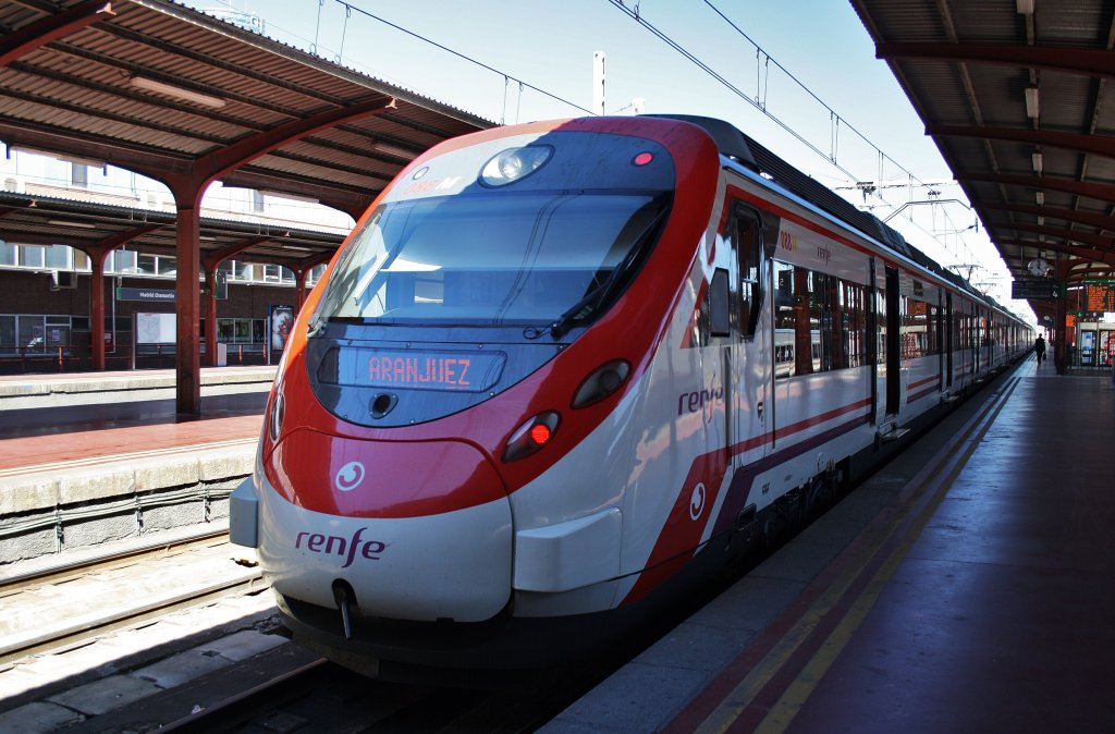 Hier 465 088-3 als R17702 von Atocha Aranjeuz nach Madrid Chamartin, dieser Triebzug stand am 11.3.2012 in Madrid Chamartin.