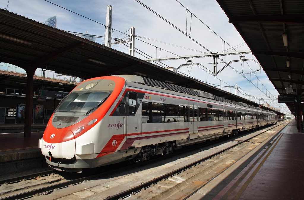 Hier 465 098-2 als R17111 von Madrid Chamartin nach Atocha Parla, dieser Triebzug stand am 10.3.2012 in Madrid Chamartin.