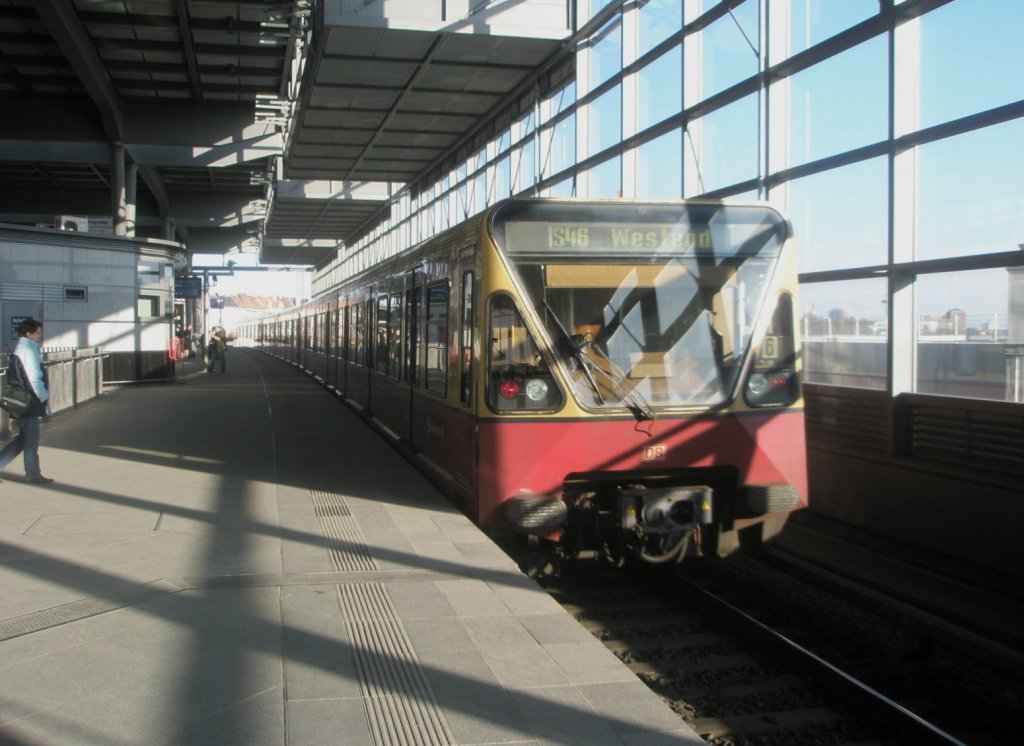 Hier 480 576-5 als eine S46 von Knigs Wusterhausen nach Berlin Westend, bei der Ausfahrt am 6.3.2010 aus Berlin Sdkreuz.