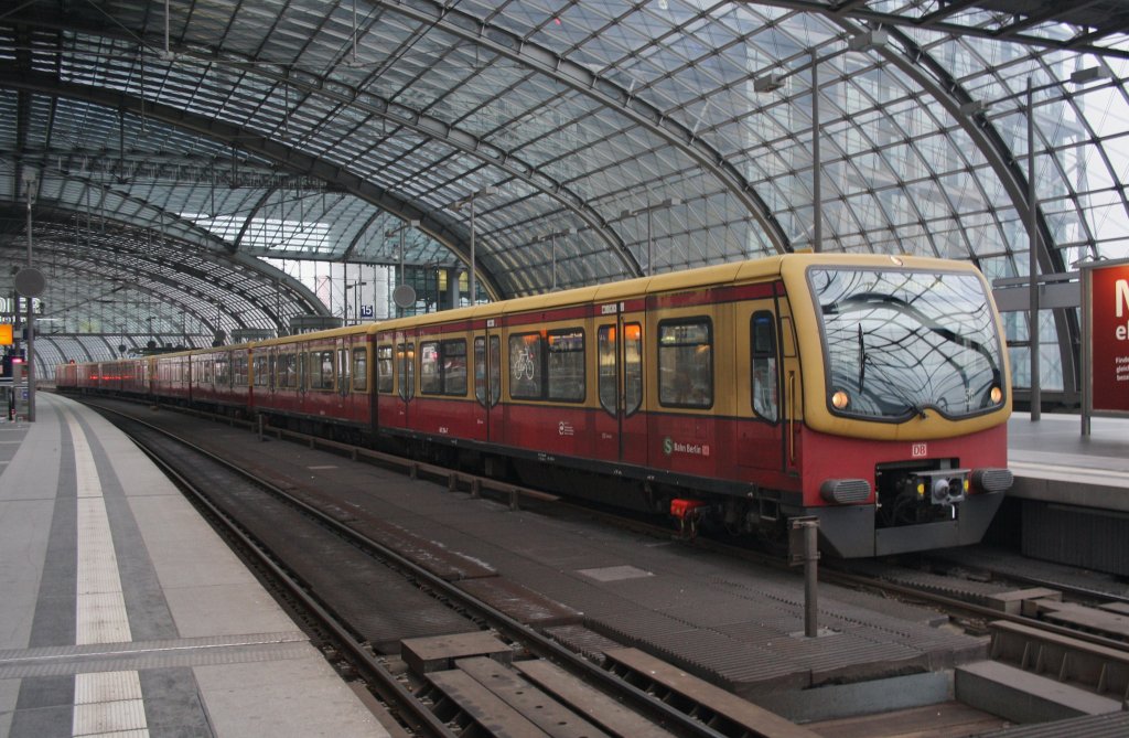 Hier 481 237-6 als S5 von Berlin Spandau nach Hoppegarten, dieser Triebzug stand am 16.2.2013 in Berlin Hbf.