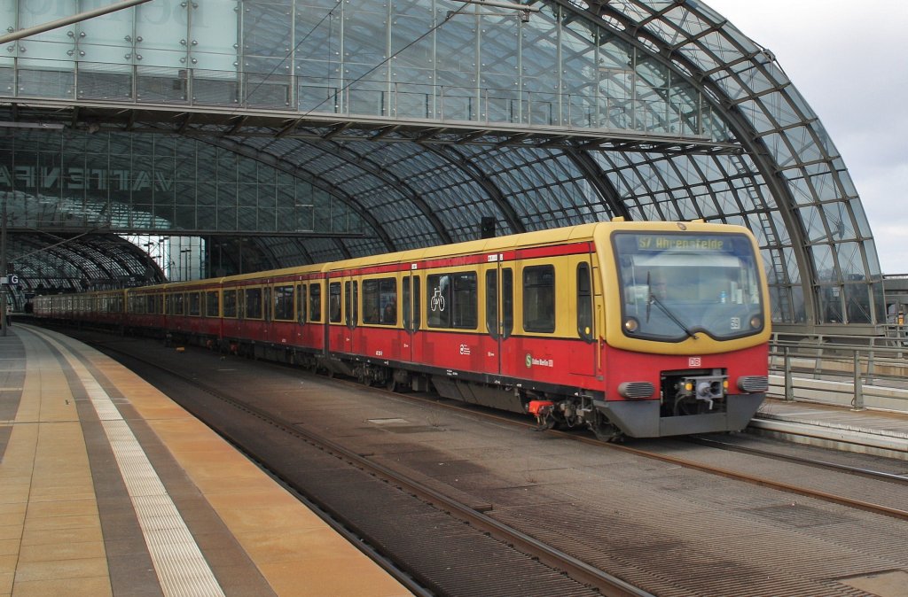 Hier 481 307-7 als eine S7 von Potsdam Hbf. nach Ahrensfelde, bei der Ausfahrt am 25.2.2012 aus Berlin Hbf.