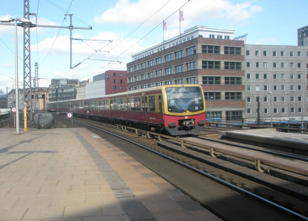 Hier 481 502-0 als eine S7 von Potsdam Hbf. nach Ahrensfelde, bei der Einfahrt am 1.4.2010 in Berlin Alexanderplatz.