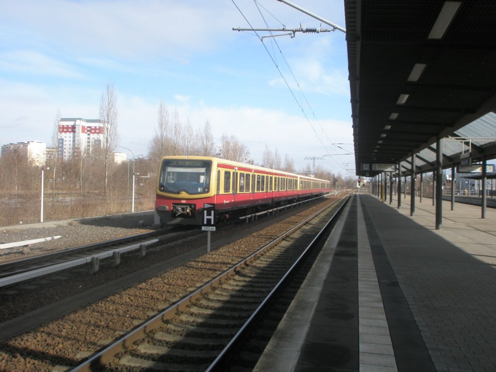 Hier 481 602-8 als eine S7 von Ahrensfelde nach Potsdam Hbf., bei der Einfahrt am 27.2.2010 in Potsdam Hbf.