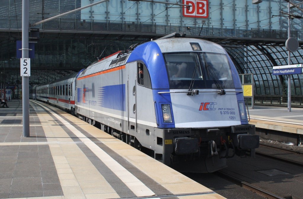 Hier 5 370 003 mit EC45 von Berlin Hbf.	nach Warszawa Wschodnia, bei der Ausfahrt am 1.5.2013 aus Berlin Hbf. 