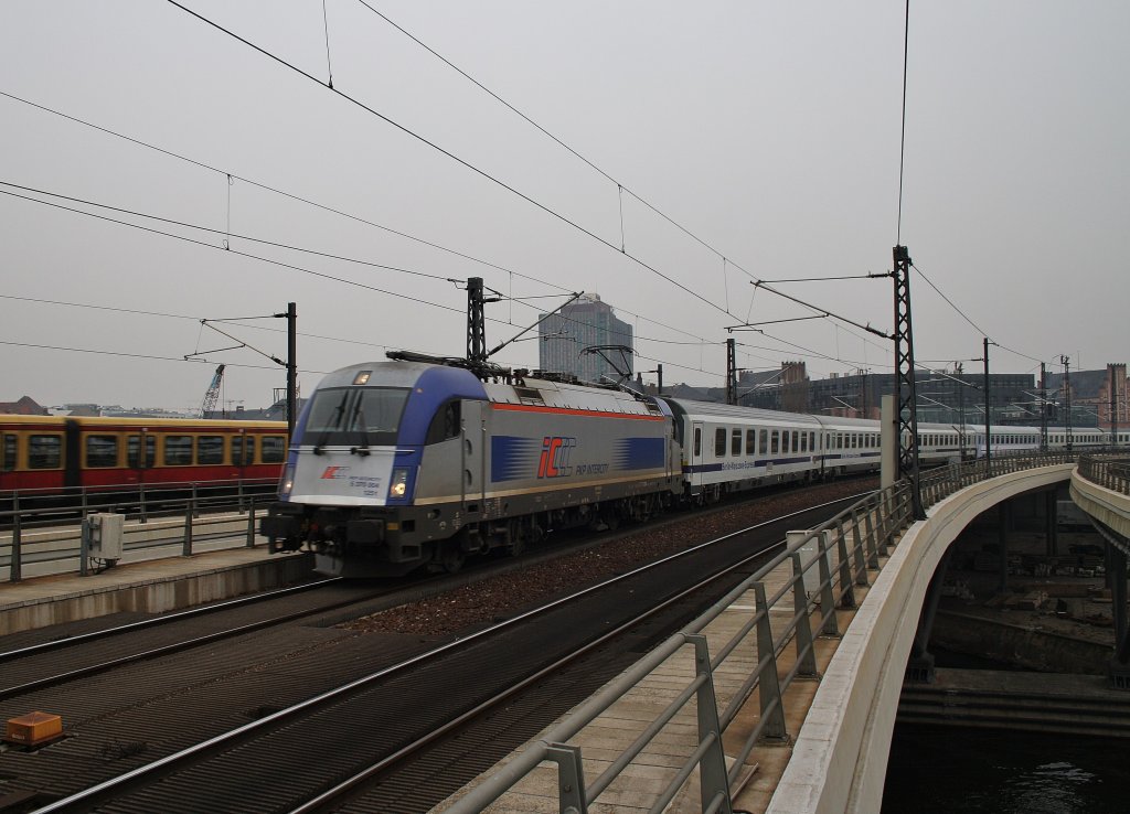 Hier 5 370 004 mit EC44 von Warszawa Wschodnia nach Berlin Hbf., bei der Einfahrt am 28.1.2012 in Berlin Hbf.