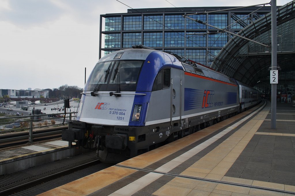 Hier 5 370 004 mit EC45 von Berlin Hbf. nach Warszawa Wschodnia, bei der Ausfahrt am 6.4.2012 aus Berlin Hbf.