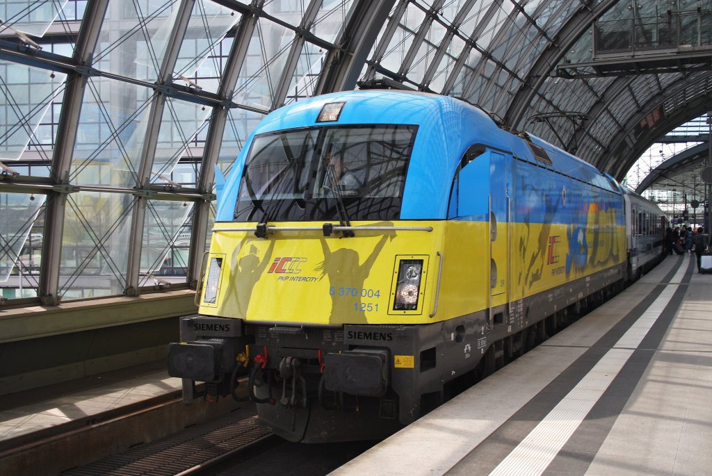 Hier 5 370 004 mit EC45 von Berlin Hbf. nach Warszawa Wschodnia, dieser Zug stand am 30.4.2012 in Berlin Hbf.