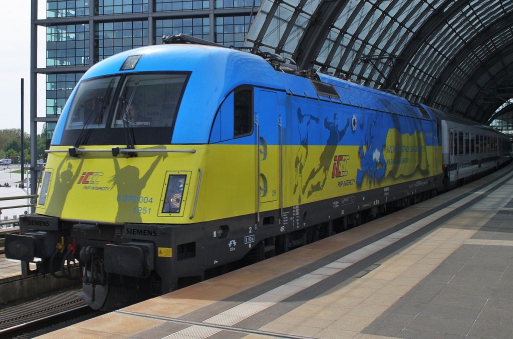 Hier 5 370 004 mit EC45 von Berlin Hbf. nach Warszawa Wschodnia, bei der Ausfahrt am 30.4.2012 aus Berlin Hbf.