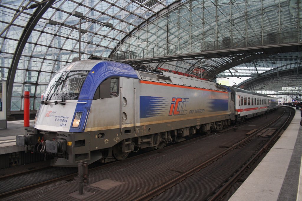 Hier 5 370 004 mit EC45 von Berlin Hbf. nach Warszawa Wschodnia, dieser Zug stand am 16.2.2013 in Berlin Hbf.