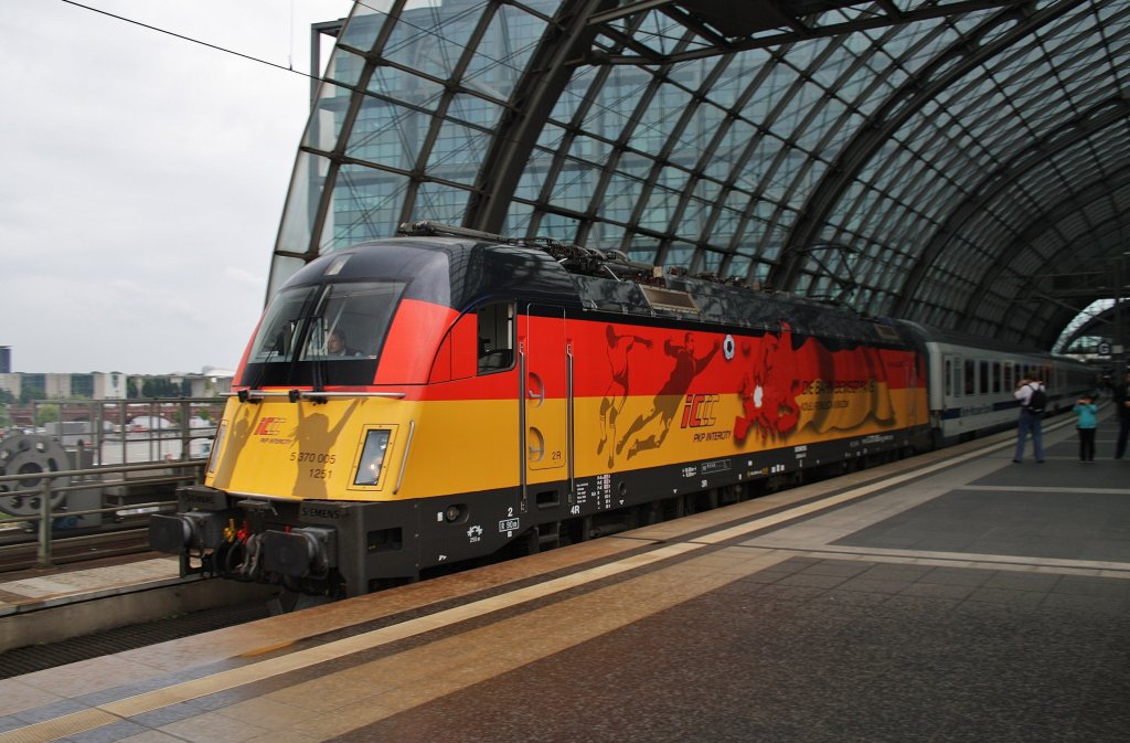 Hier 5 370 005 mit EC45 von Berlin Hbf. nach Warszawa Wschodnia, bei der Ausfahrt am 16.6.2012 aus Berlin Hbf.