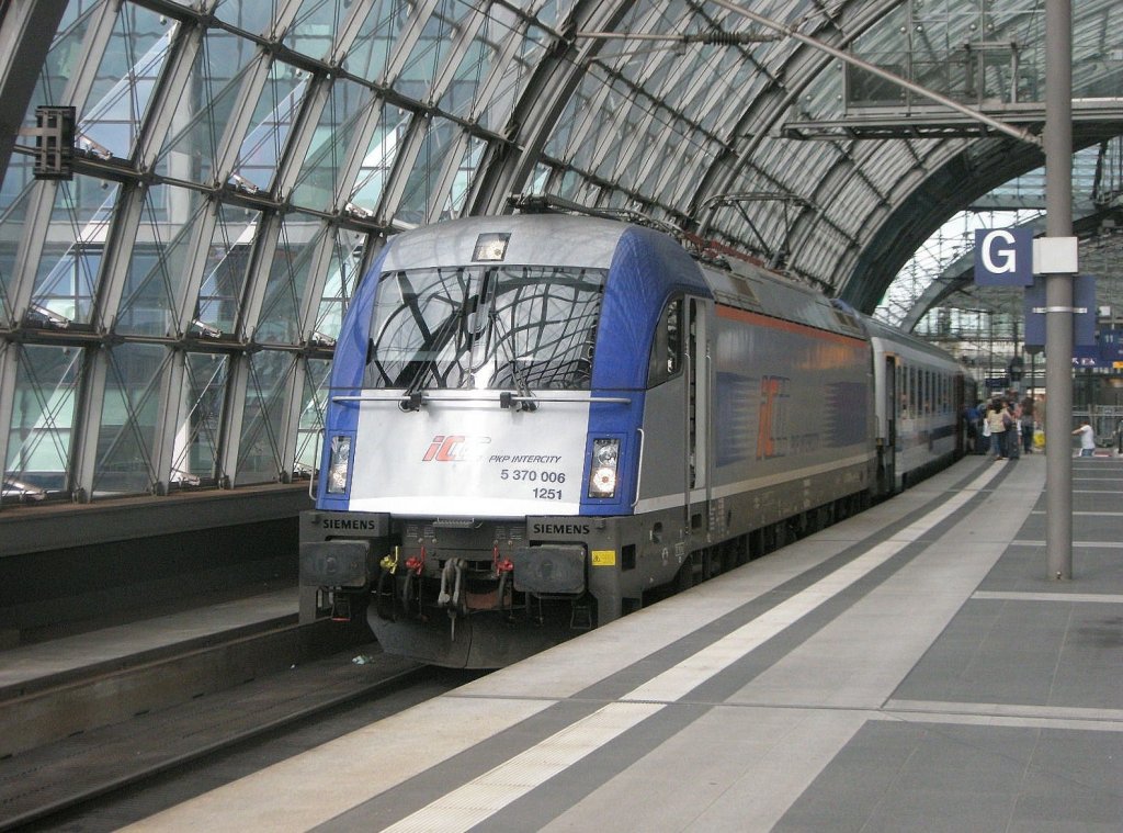 Hier 5 370 006 mit EC43 von Berlin Hbf. nach Warszawa Wschodnia, dieser Zug stand am 9.7.2011 in Berlin Hbf. 